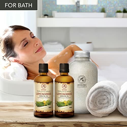 Frau entspannt in der Badewanne mit ätherischen Ölen und Badesalz.