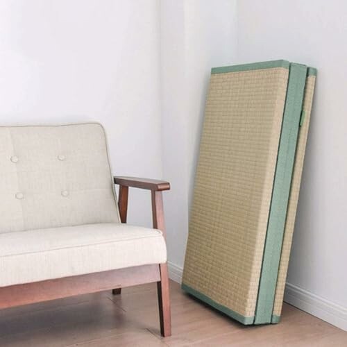 Gefaltete Matte neben einem Sessel