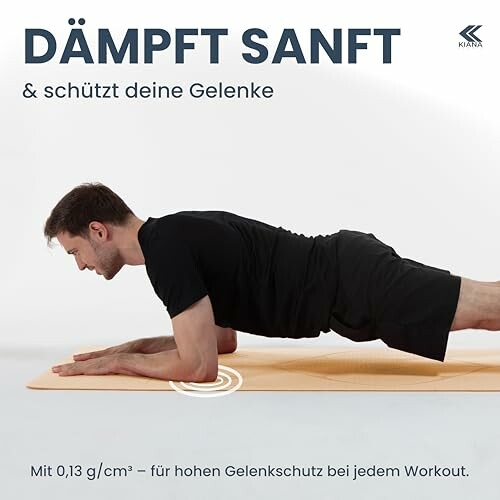 Mann macht Plank-Übung auf einer Matte.