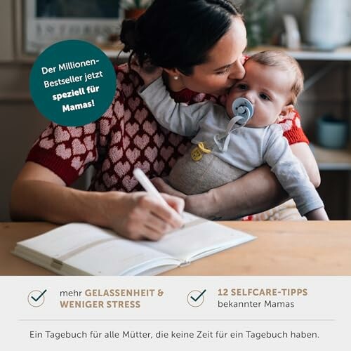 Mutter schreibt in ein Tagebuch, hält Baby mit Schnuller