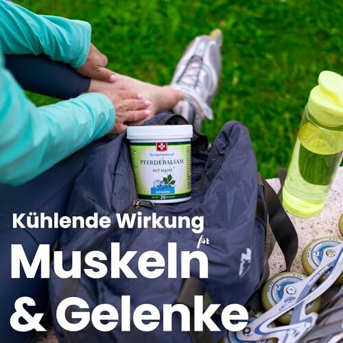 Person neben Sporttasche mit Pferdebalsam für Muskeln und Gelenke