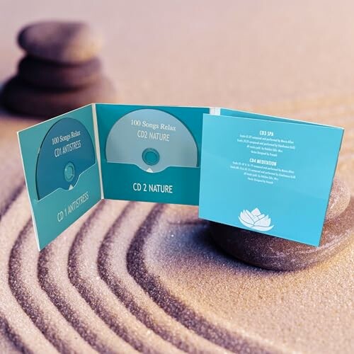 Offenes CD-Album mit Entspannungsmusik auf Sandhintergrund.