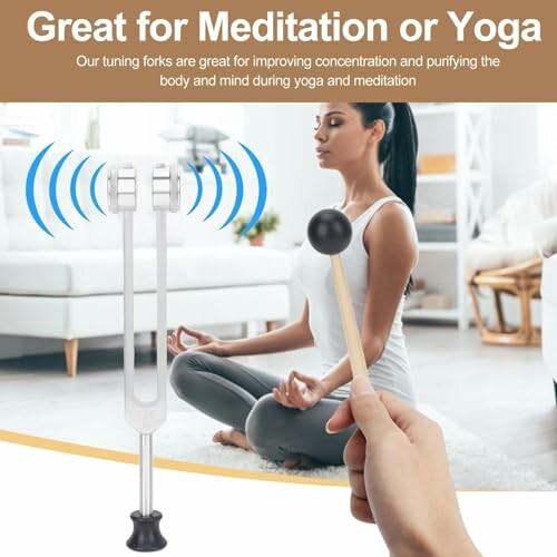 Person meditiert mit Stimmgabeln und Yoga