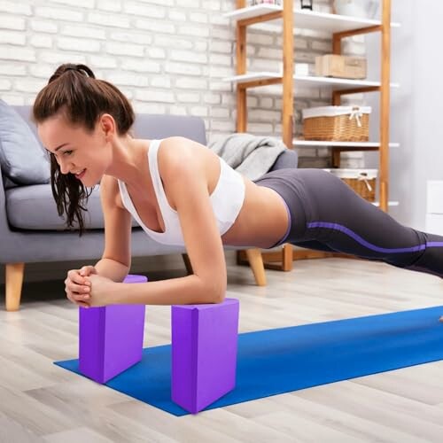 Frau macht Plank-Übung mit Yoga-Blöcken zu Hause.