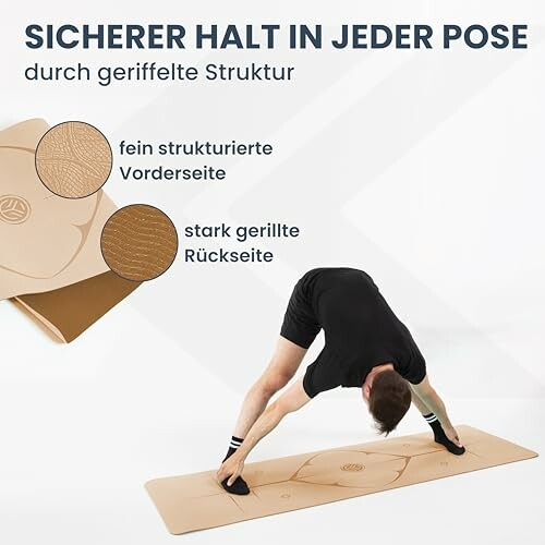 Person macht Yoga-Übung auf einer geriffelten Matte.